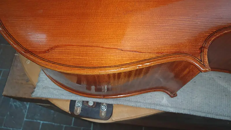 A doua fisură pe placa violoncelului