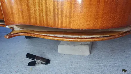 Marginea violoncelului strânsă cu cleme pentru încleiere